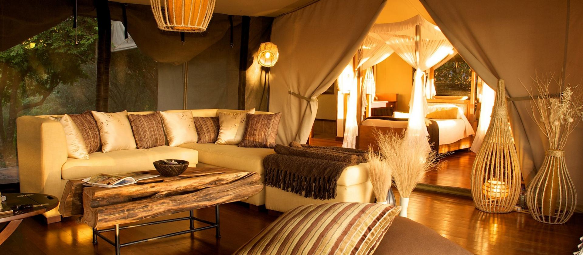 Wnętrze luksusowego namiotu w Mara Intrepids Camp