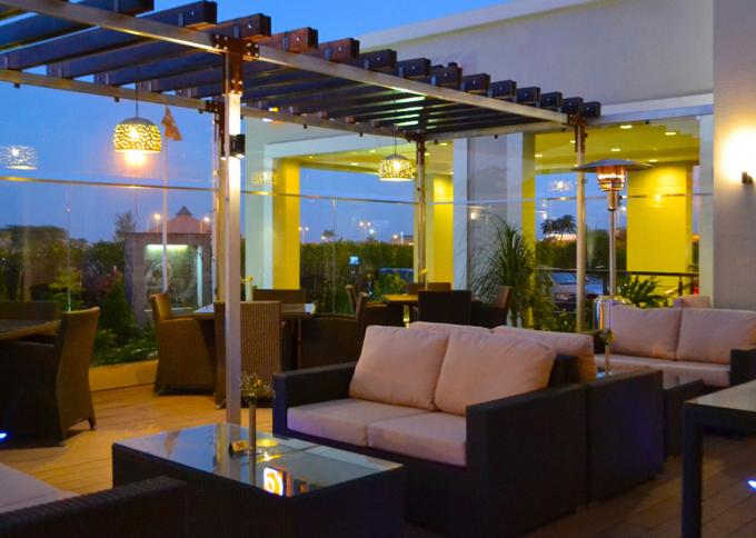 Bar Deck w Eka Hotel