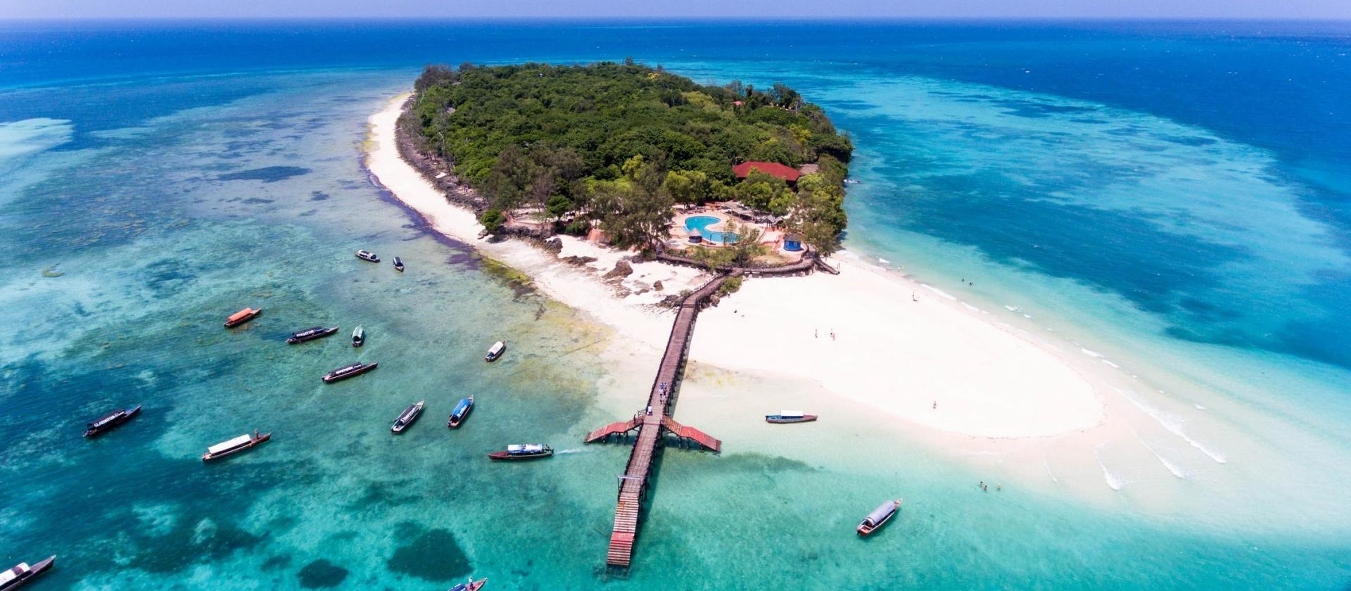 Widok na wyspę Changu nieopodal Zanzibaru