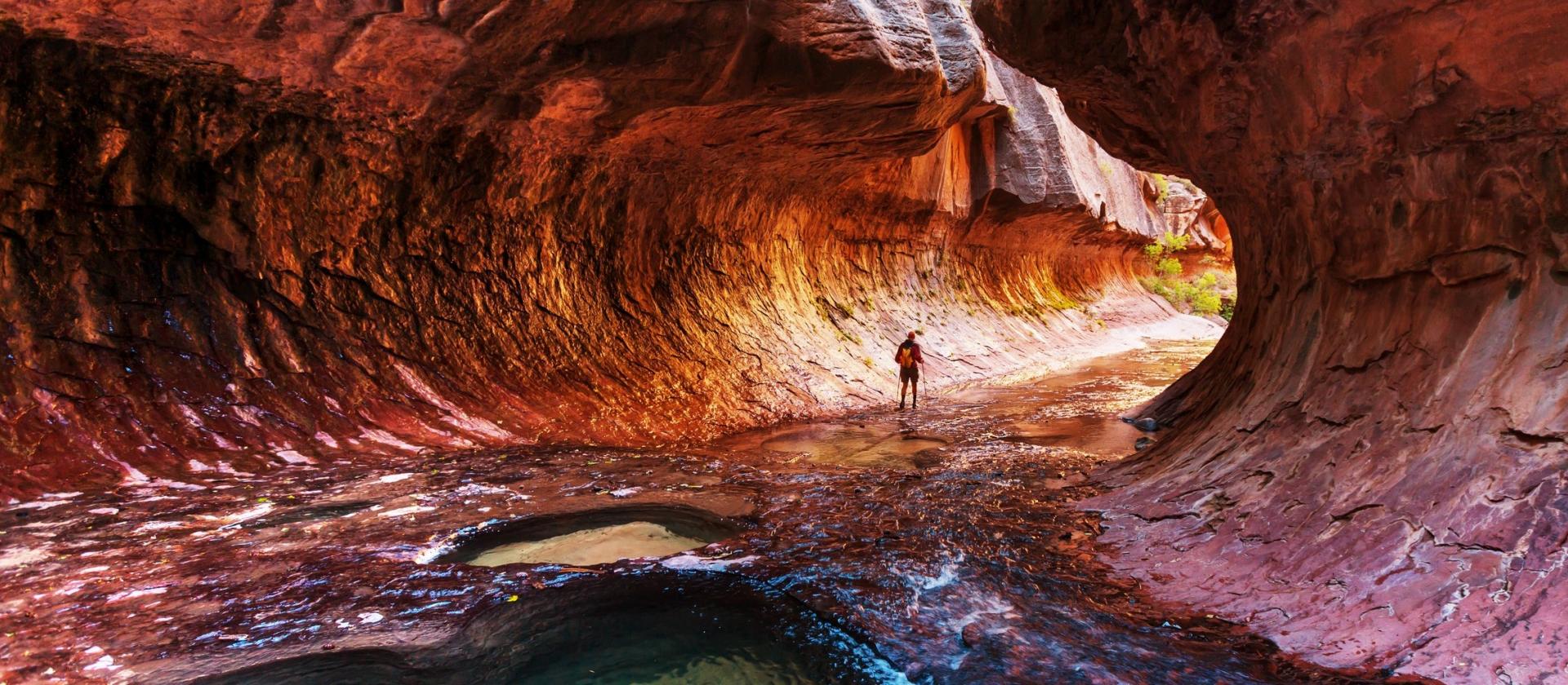 Skalne fale w Parku Narodowym Capitol Reef, Utah