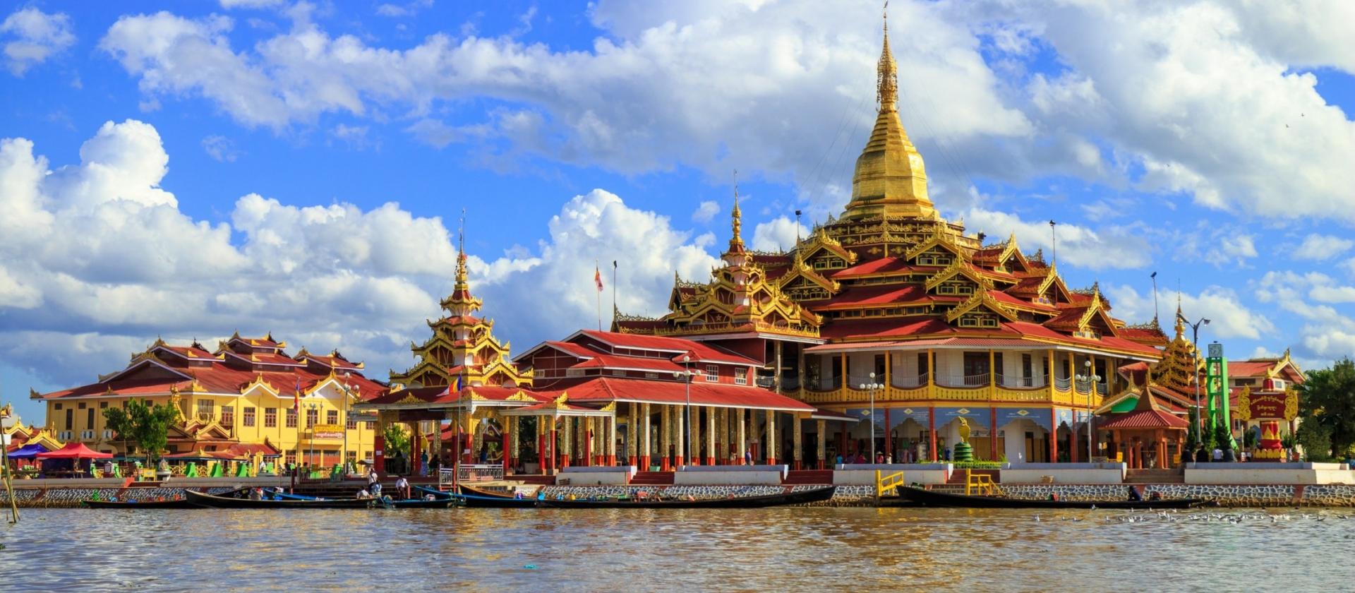 Jedna ze świątyń nad Jeziorem Inle 