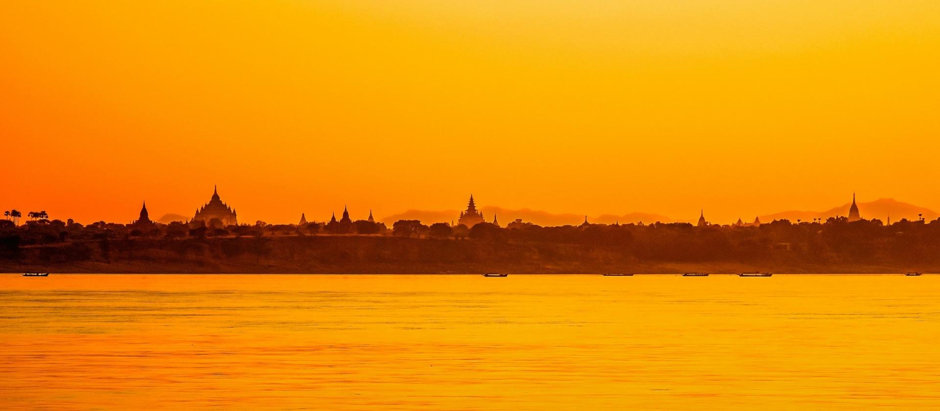 Widok kompleksu Bagan z poziomu rzeki