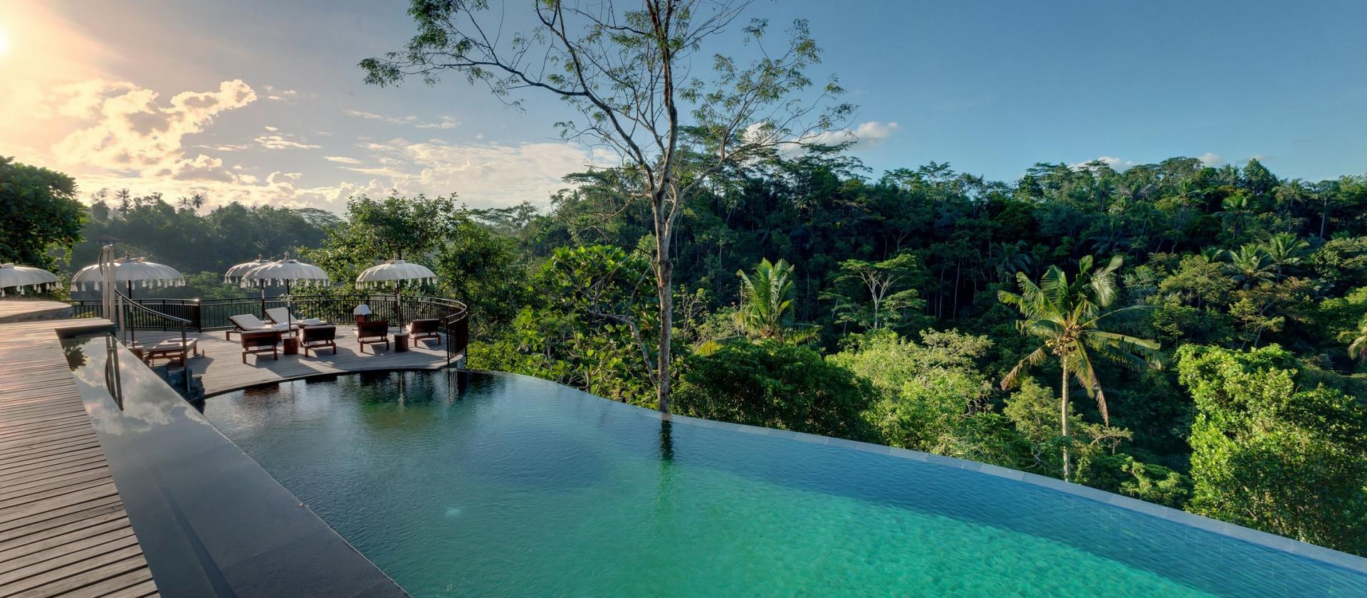 Basen z widokiem na dżunglę na Bali