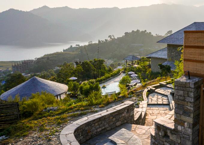 Widok na jezioro z hotelu Dorje's