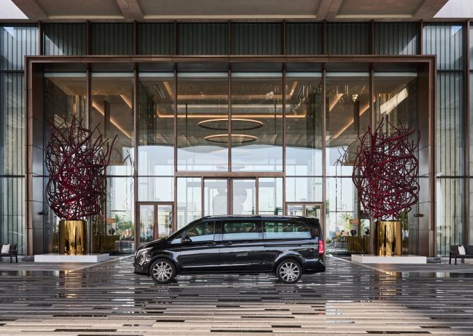 Wejście do imponującego lobby