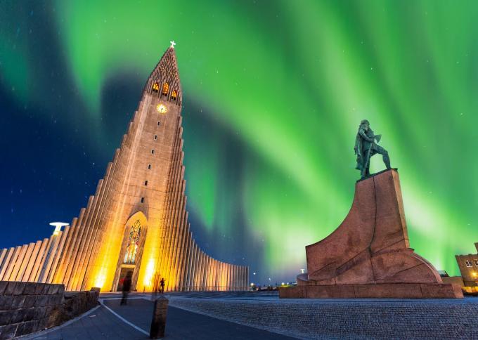 Zorza polarna nad centrum Reykjaviku