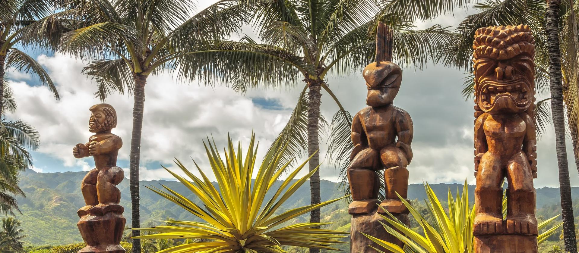 Tradycyjne rzeźby bogów hawajskich tiki