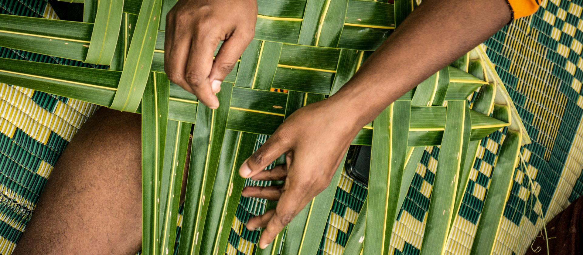 Wyplatanie mat z liści palmy