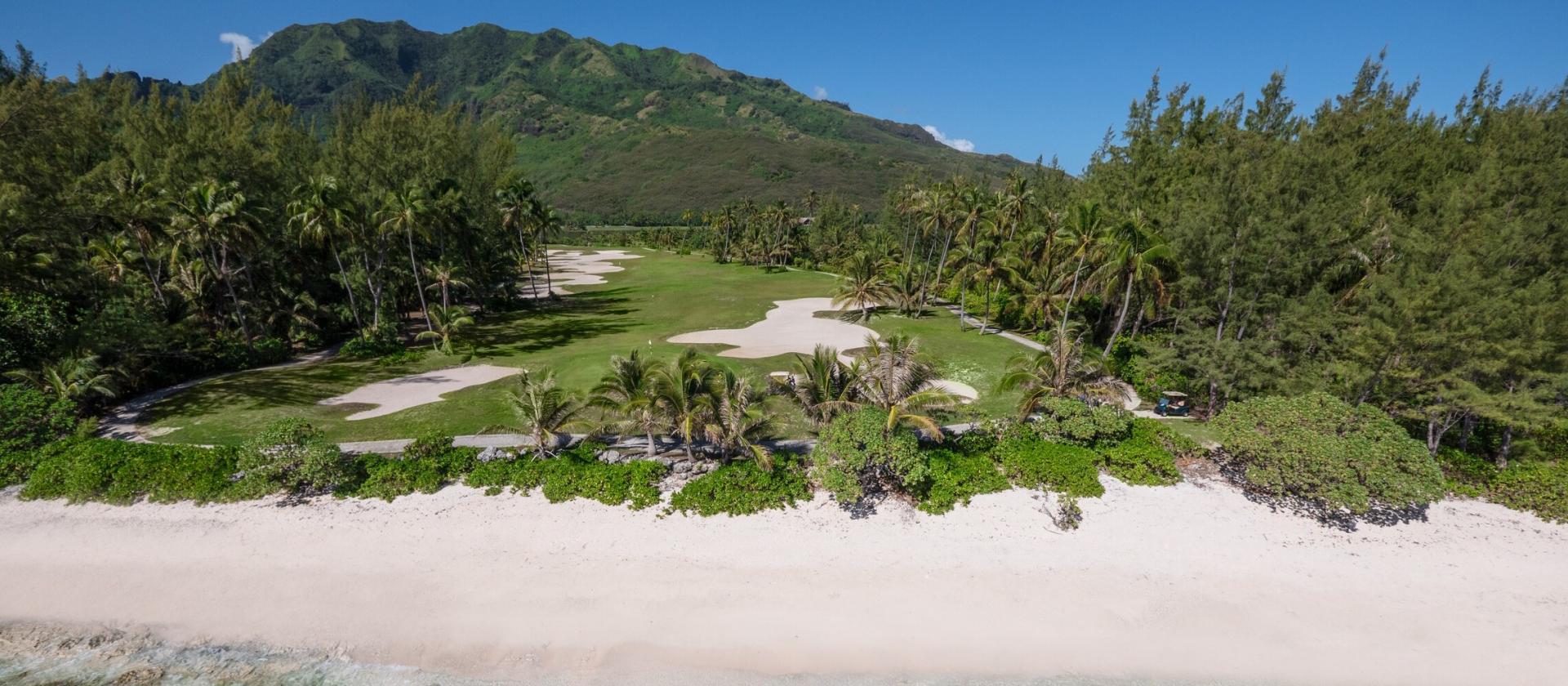 Gra w golfa na wyspie Moorea