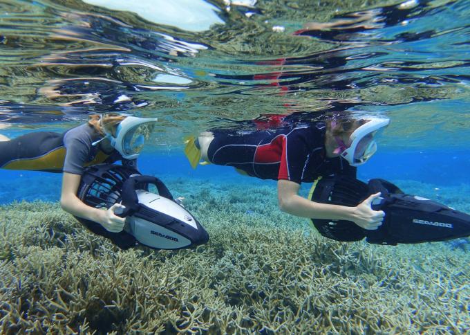 Pływanie ze skuterem podwodnym na wyspie Moorea